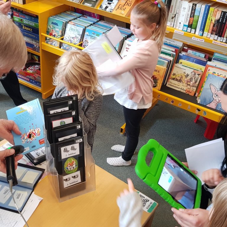 Hér hitta nemendur og foreldrar Magga á skólabókasafninu