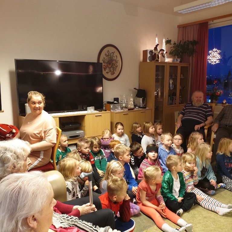 Ásta Magnúsdóttir leikur undir á píanóið