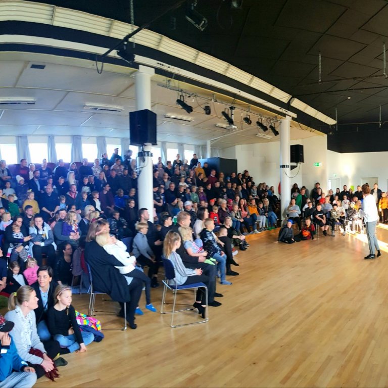 Það var þétt setinn bekkurinn í Salnum, gamla íþróttasal skólans við setningu.