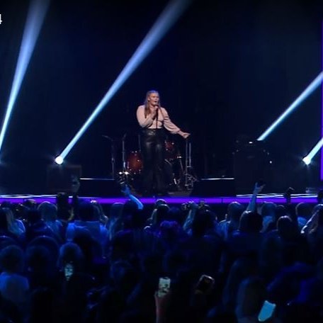 Íris Alma á sviðinu með lagið Proud