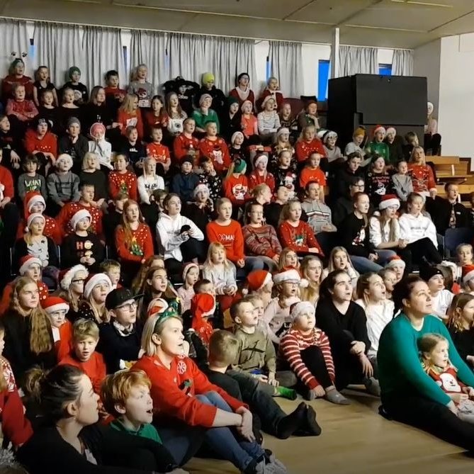 Hér er vel tekið undir svo ómaði um skólann.