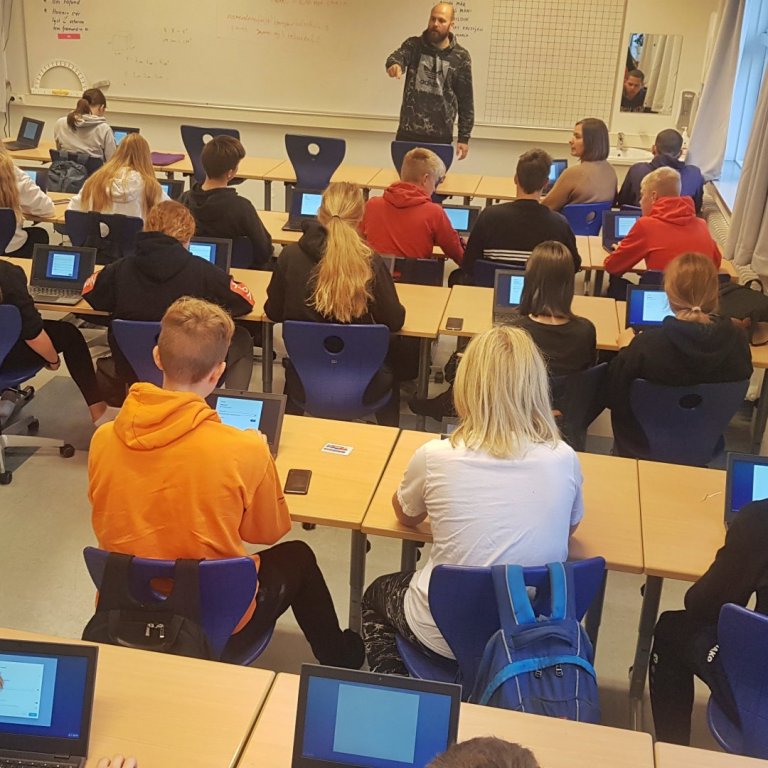 Nemendur tíunda bekkjar hefjst handa við að skrá sig á þráðlausa netið.