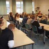 Unghugar á spjalla við nemendur 10. bekkjar.