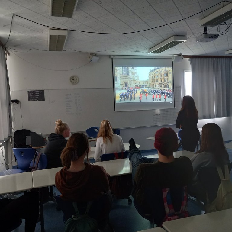 Nemendur í ensku fylgjast með útför Englandsdrottningar