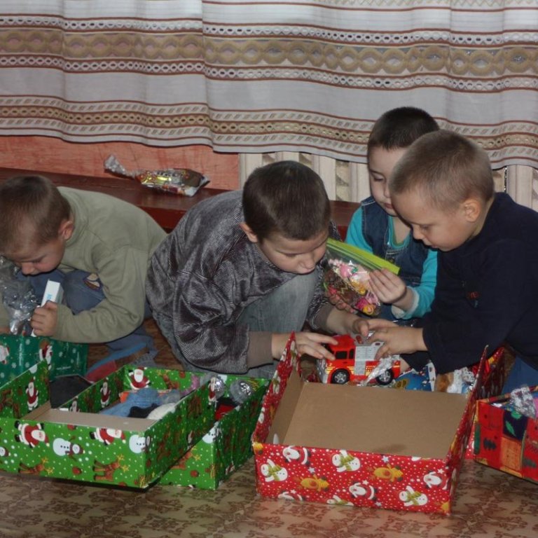 Útdeiling á kössum í Úkraínu.
Mynd frá KFUM & KFUK.