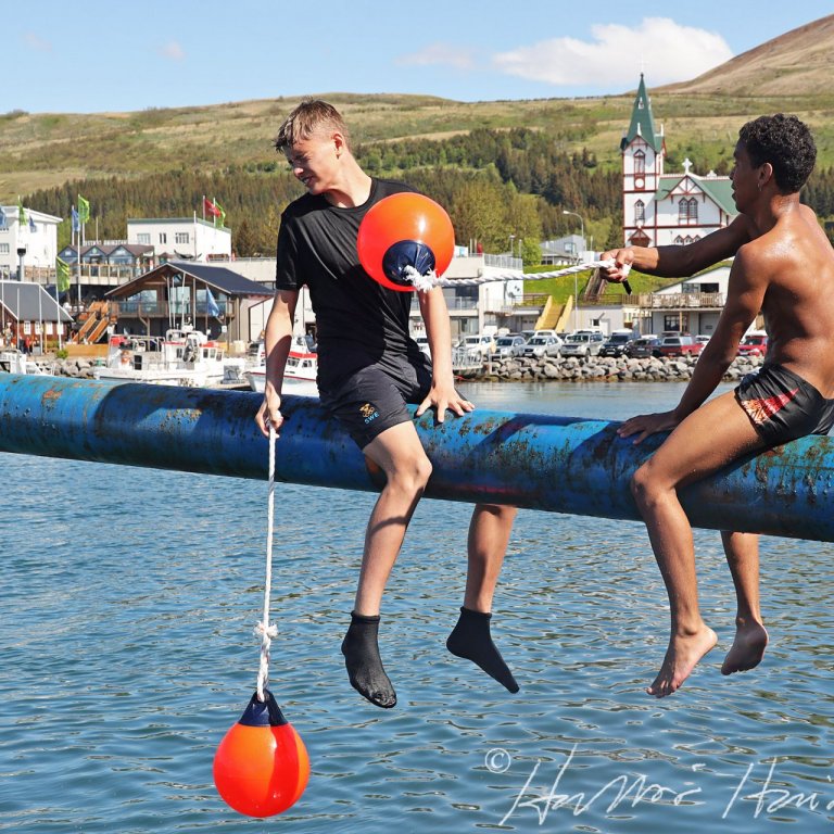 ...og hann féll í höfnina eftir bylmingshögg.
