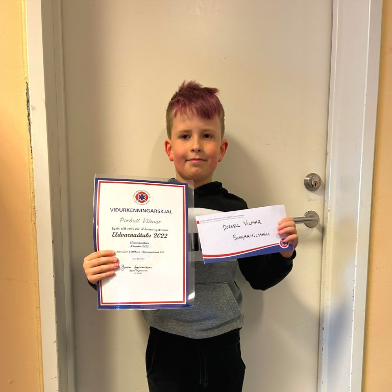 Þorkell Vilmar með viðurkenningarskjalið og gjafabréfið.