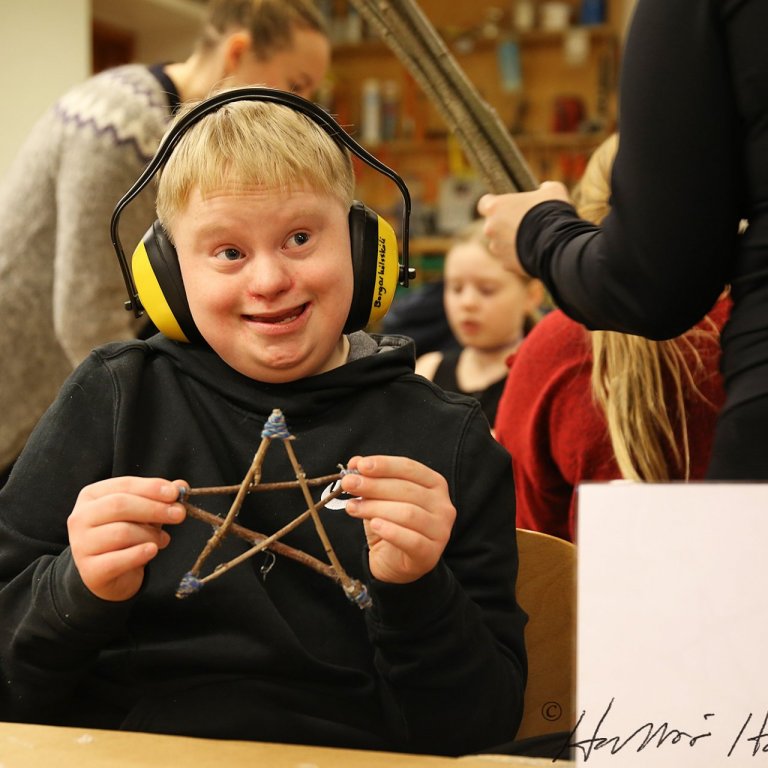 Nemendur eru ánægðir með föndrið sitt